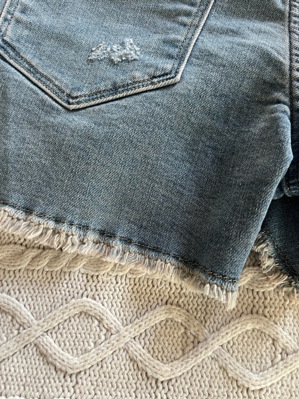 A.n.a. Lighter Wash Distressed Denim Mid-Rise Cutoff Shorts Women’s Size 4 - Picture 3 of 10